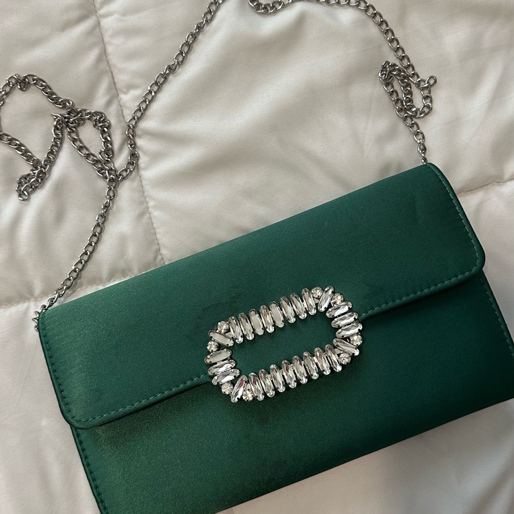 Elegant Green Clutch with Silver Chain